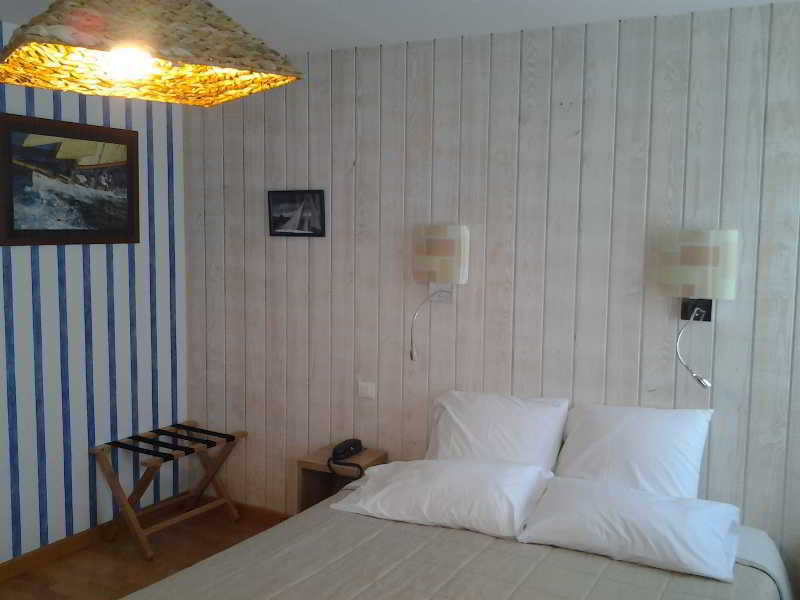 Brit Hotel Des Halles Concarneau Exterior foto